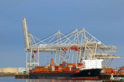 Containerschiff im Hafen von Le Havre