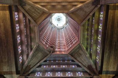 Innenansicht des Turms in der Kirche Saint Joseph in Le Havre