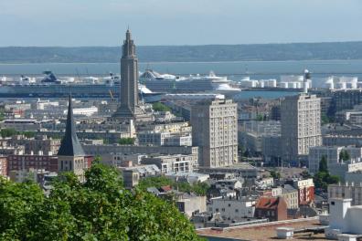 Blick auf das Stadtzentrum von Le Havre. Im Hintergrund: Kreuzfahrtschiffe vor Anker