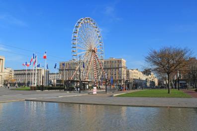 Riesenrad auf dem Rathausplatz in Le Havre