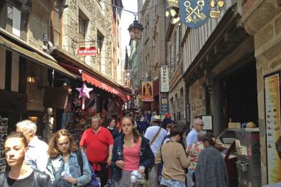 Mont Saint Michel: Viele Touristen strömen täglich durch die Grande Rue