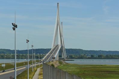 Der "Pont de Normandie" oder übersetzt einfach nur "Normandie-Brücke" oder "Brücke der Normandie"