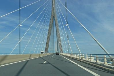 Es geht hoch hinauf - der "Pont de Normandie" hat eine Durchfahrtshöhe von 52 Meter für die Schifffahrt