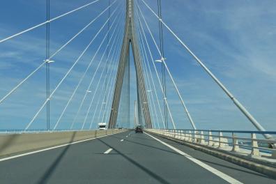 Es geht hoch hinauf - bis zu 6% Steigung hat die Pont de Normandie