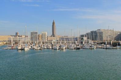 Blick auf den Yachthafen von Le Havre und die Kirche Saint-Joseph