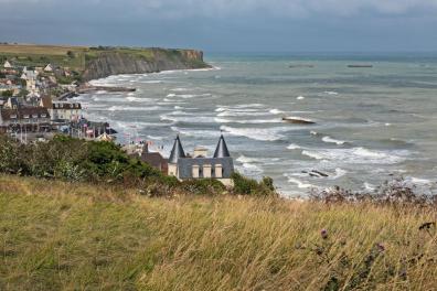 Blick auf den Ort Arromanches-les-Bains mit den Resten des künstlichen Hafens (Mulberry B)