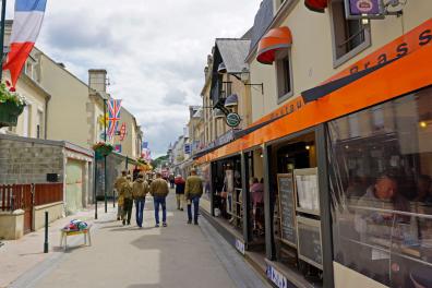 Restaurants und Souvenirläden im Ortskern von Arromanches (Rue Maréchal Joffre)