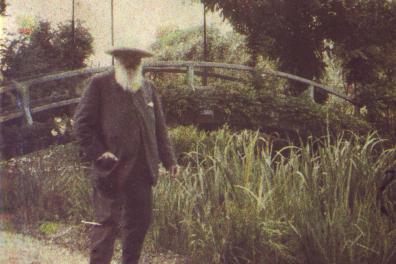 Claude Monet in seinem Garten vor der japanischen Brücke