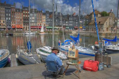 Typisches Bild: Ein Maler im Hafen von Honfleur
