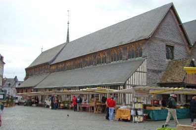 Wochenmarkt in Honfleur vor der Kirche der heiligen Katharina (französisch: Église Sainte-Catherine)