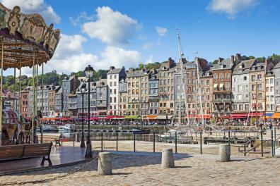 Blick auf den alten Hafen (Vieux Bassin) von Honfleur und das Kinderkarussell