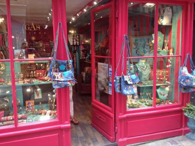 Überall in Honfleur findet man Kunstgalerien oder kleine Geschäfte. Hier ein Geschäft für Modeschmuck: "La Tribu des Cocottes"