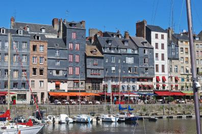 Deutlich zu sehen: Die Vorkragung bei den Fachwerkhäusern in Honfleur