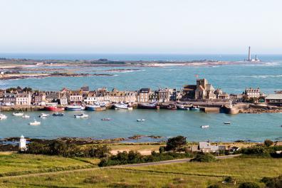 Barfleur aus der Vogelperspektive, in der Ferne zu sehen: Der Leuchtturm Phare de Gatteville