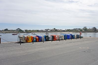 Sehen aus wie Tretboote, sind aber keine. Bunte Boote aus Plastik, damit die Bootsbesitzer und Fischer bei Flut trockenen Fußes zu ihrem Schiff gelangen.