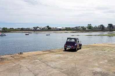 Wenn die "Ente" ans Wasser will - Citroën 2CV am Hafen von Barfleur in der Normandie