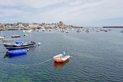 Alles sieht so friedlich aus in Barfleur. Doch trügt die Idylle? Philippe Lagarde ermittelt in verschiedenen Normandie-Krimis