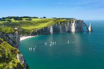 Die berühmten Steilklippen von Etretat in der Normandie