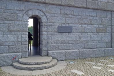 Eingang zum deutschen Friedhof La Cambe - der schmale Eingang ist gewollt