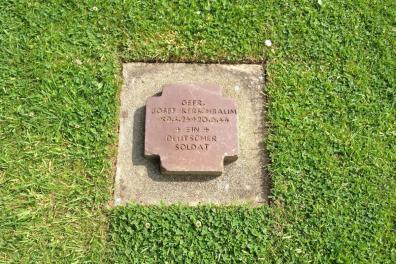 Grabstein eines Soldaten auf dem deutschen Soldatenfriedhof in La Cambe