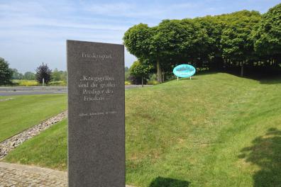 Zitat von Albert Schweitzer auf einem Gedenkstein am deutschen Soldatenfriedhof in La Cambe: Kriegsgräber sind die großen Prediger des Friedens