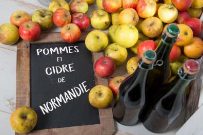 Äpfel (französisch: Pommes) und Cidre aus der Normandie