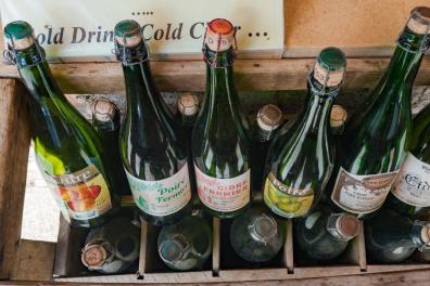 Verschiedene Cidresorten: Cidre brut, Cidre doux, Cidre fermier und Poiré