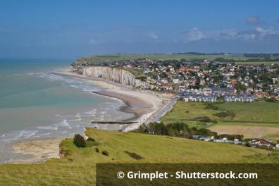 Blick auf Criel-sur-Mer, im Hintergrund die berühmten Kreidefelsen der Alabasterküste