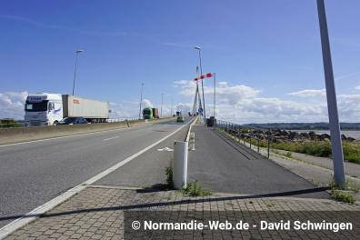 Direkt neben der Fahrbahn verläuft der Radweg, daneben der Fußgängerweg auf der Pont de Normandie