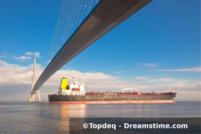 Die Pont de Normandie hat eine Durchfahrtshöhe von 52 Meter für die Schifffahrt